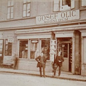 Otec se synem před otcovým obchodem na Zbraslavi (z Kroniky MČ Praha-Zbraslav)